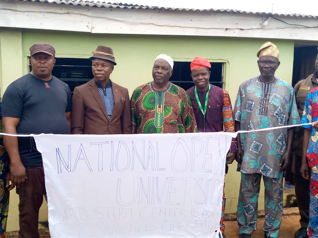 pix Mr.Ayokunle ola (4th-R) posed with the members of vigilante group