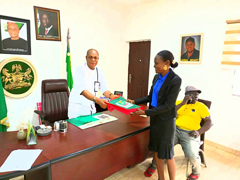 Director,Onicha Ugbo Community Study Centre,Dr. Osasere Owen-Sogolo (2nd Right),presenting a souvenir to the chairman,Aniocha North-Local Government Area,Hon.Kelvin Okwechime during the visit