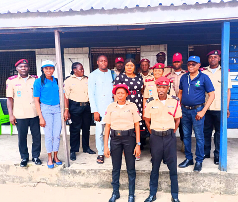 Dr. Kaine (1st Right,2nd Row) poses with Mrs. Machie (2nd Right,2nd Row) and other delegates during the visit